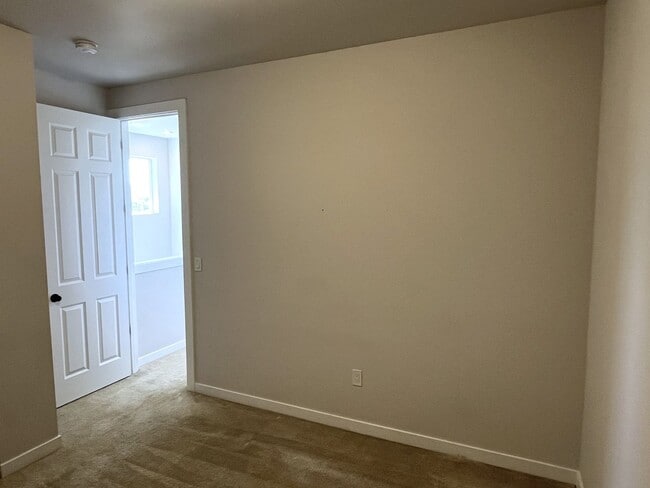 Building Photo - Modern Luxury Meets Convenience in Hillsboro