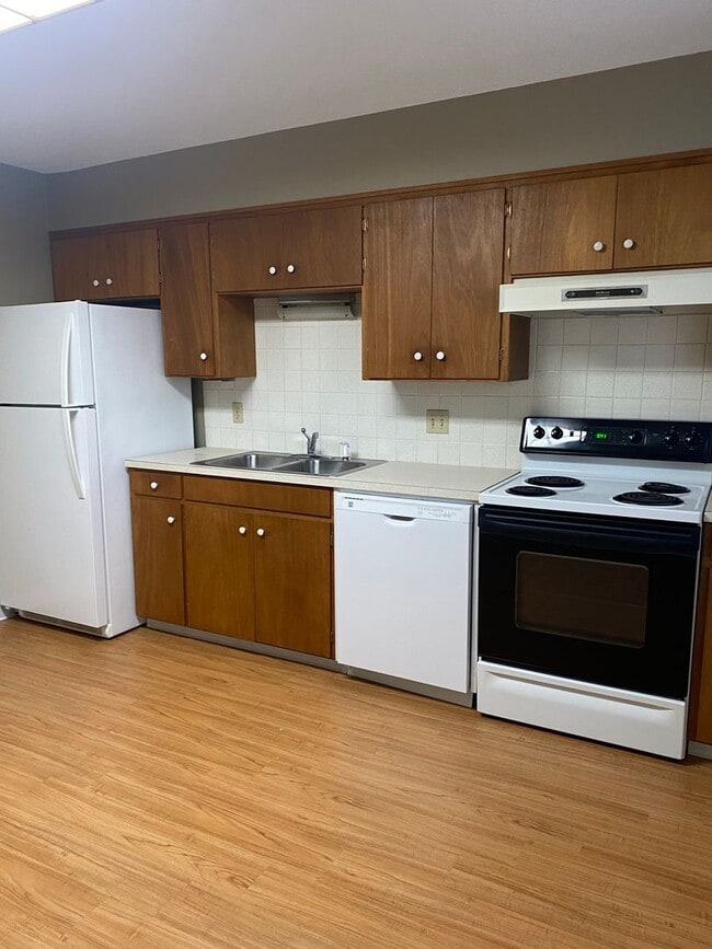 Building Photo - Spacious Duplex in Great Location