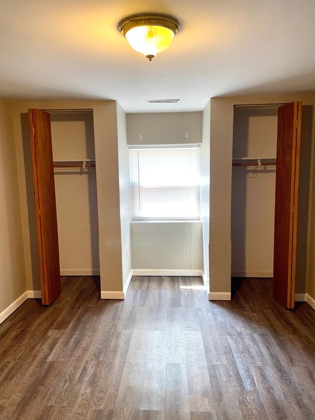 Building Photo - Spacious 3 bed/2 bath - walk to campus!