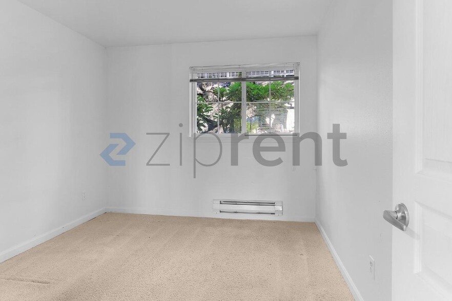 Building Photo - Unit A105