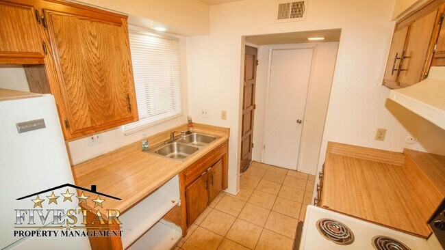Building Photo - 201 Jardin Ct