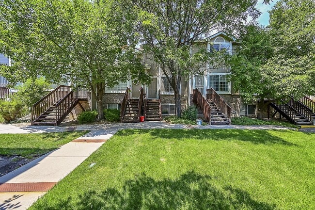 Building Photo - $1,950- 2 Bed, 2 Bath Townhouse in Denver with Washer and Dryer!