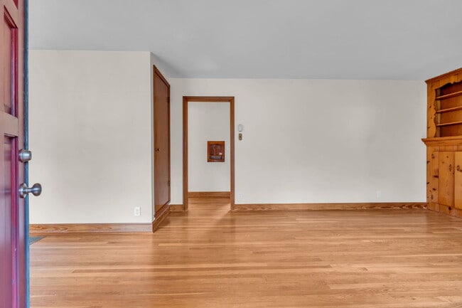 Building Photo - 3 Bedroom/ 2 Bathroom in Rosebank!