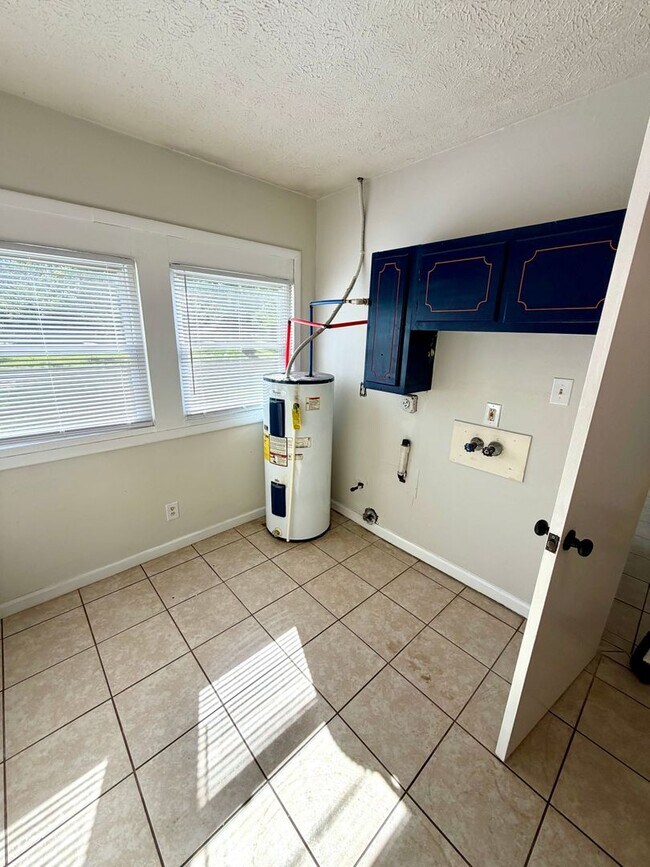 Building Photo - 56644 Crescent Dr