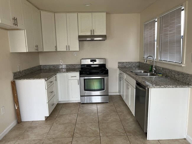 Building Photo - 718 Charlana Dr