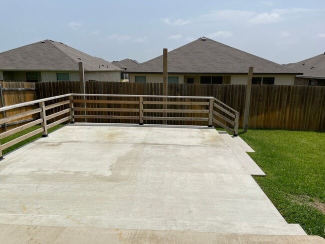 Building Photo - Available Now | Modern Single-Story 3 Bed, 2 Bath | Separate Office/Den | Big Yard | Pet Restrict...