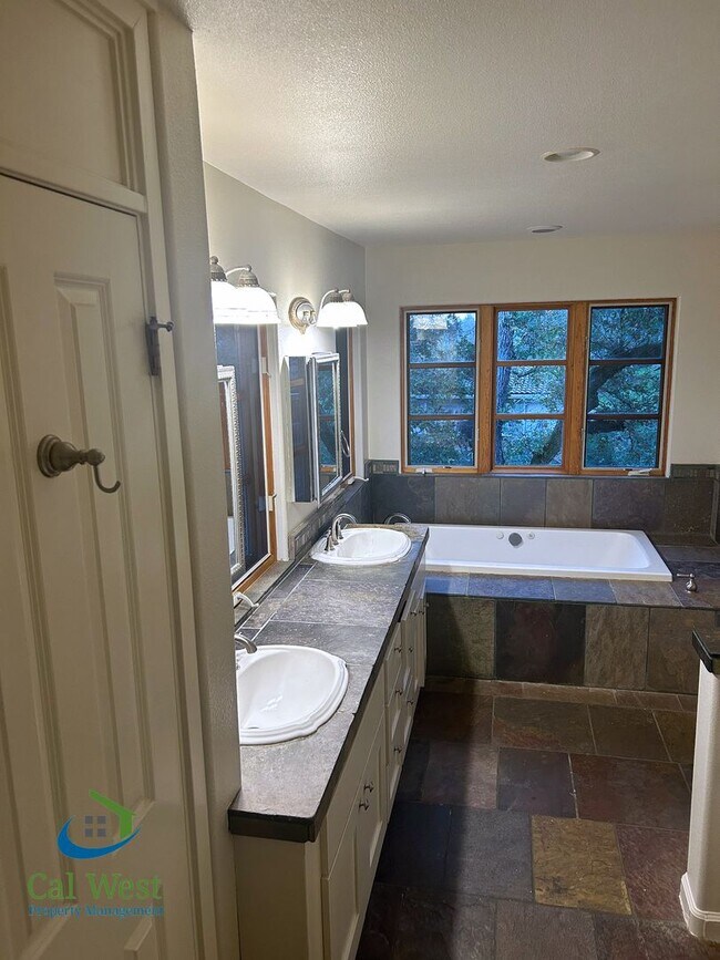 Building Photo - $4,595 - Large Gorgeous 3/2 Tri-Level Home with Beautiful Views in Gilroy near Wineries