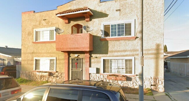 Building Photo - 715 E 23rd St