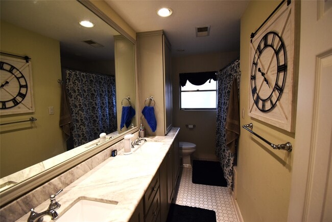 Building Photo - 8011 Meadowvale Dr