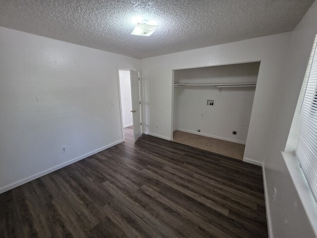 Building Photo - 987 Iowa Ave