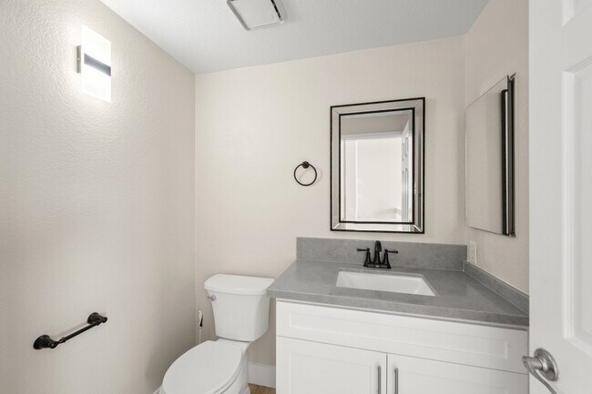 Building Photo - Stunning Remodeled Condo with Views in Banker's Hill