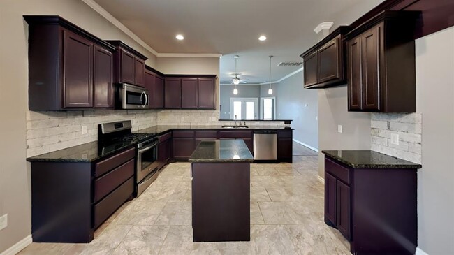 Building Photo - 16008 Mendoza Dr
