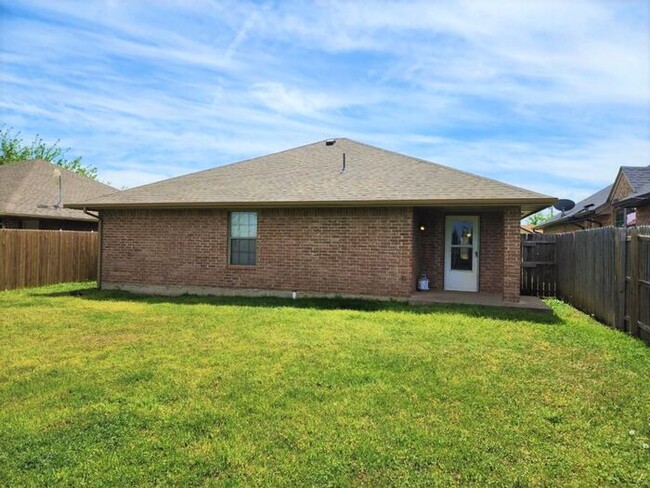 Building Photo - 3 Bed 2 Bath 2 Car Garage in College Park ...