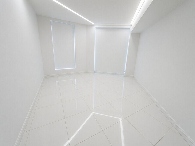 Building Photo - 1300 Brickell Bay Dr