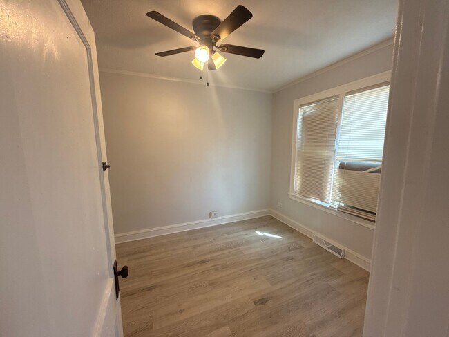 Building Photo - Available Now - Single Family House 5 Bedroom 2 Bath located in Roseland Area
