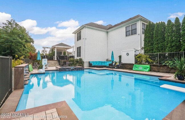 Building Photo - 29 Northwoods Rd