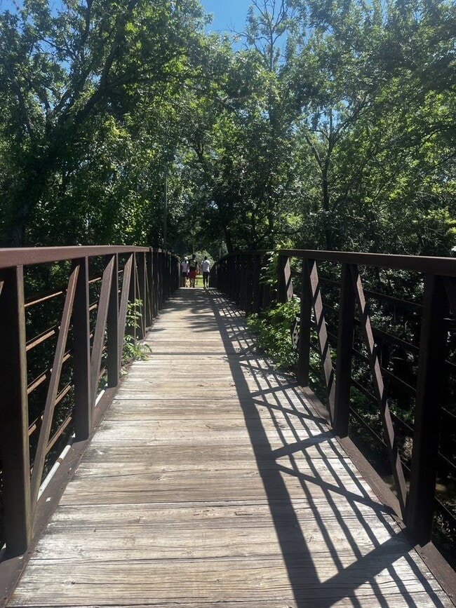 Building Photo - 1115 Enclave Square E