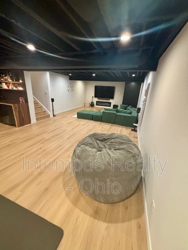 Building Photo - 6123 Brandon Dr