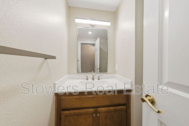 Building Photo - 350 Bellflower Dr