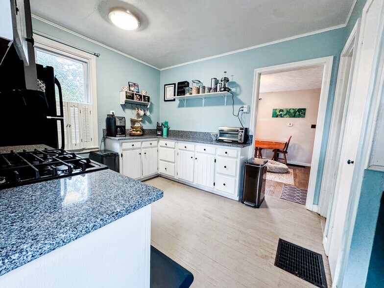 Building Photo - 308 Kenmore St