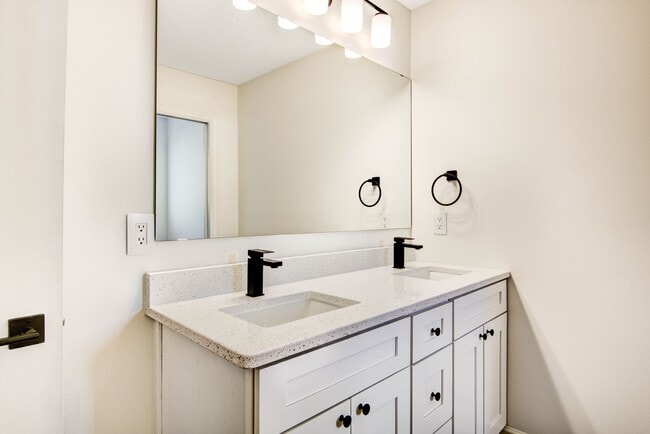 Building Photo - 3 Bedroom Town Home