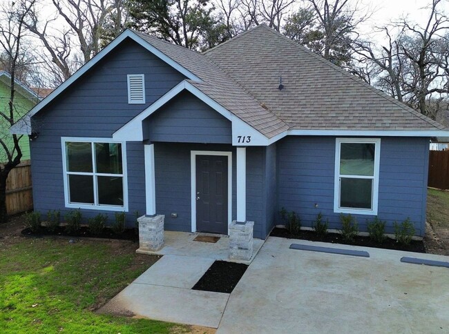 Building Photo - Charming 3 Bed 2 Bath Home - Fenced Backyard!