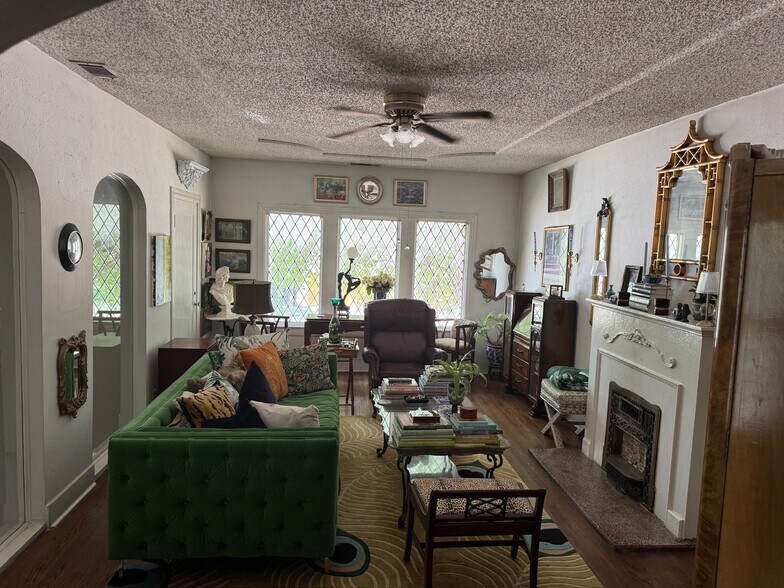 Den/Living Room - Lots of Light Everywhere - 4006 Hawthorne Ave