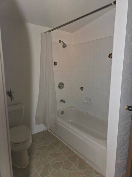 Building Photo - 330 Fairway Oaks Dr