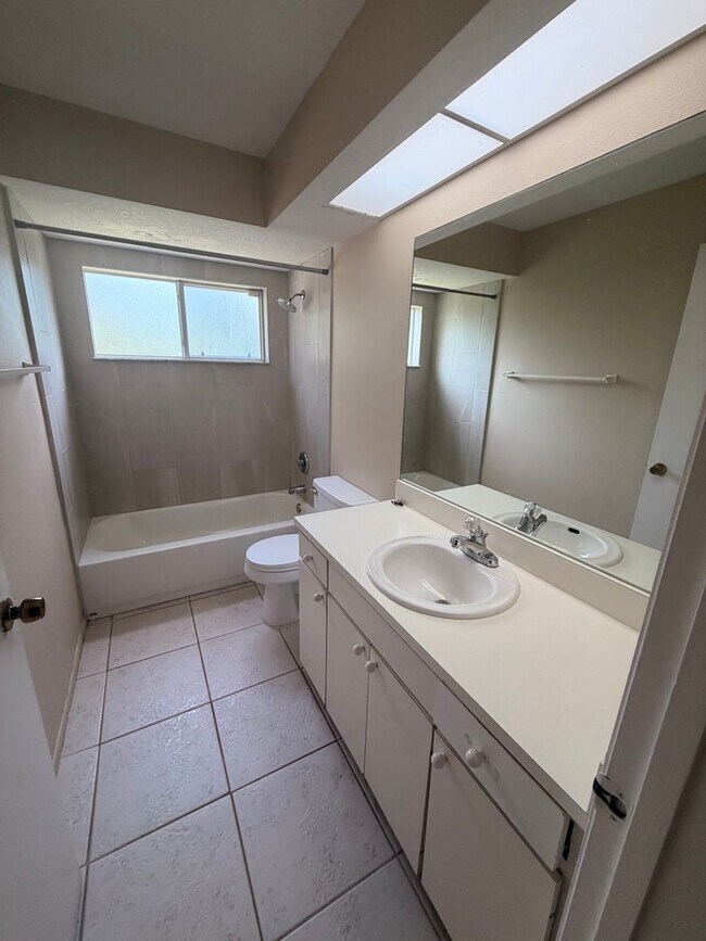 Building Photo - Great 3/2 Ready to rent!