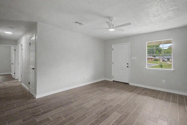 Building Photo - 108 Phylis Dr