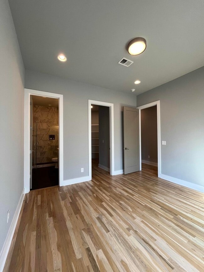 Building Photo - 976 Youngs Ln