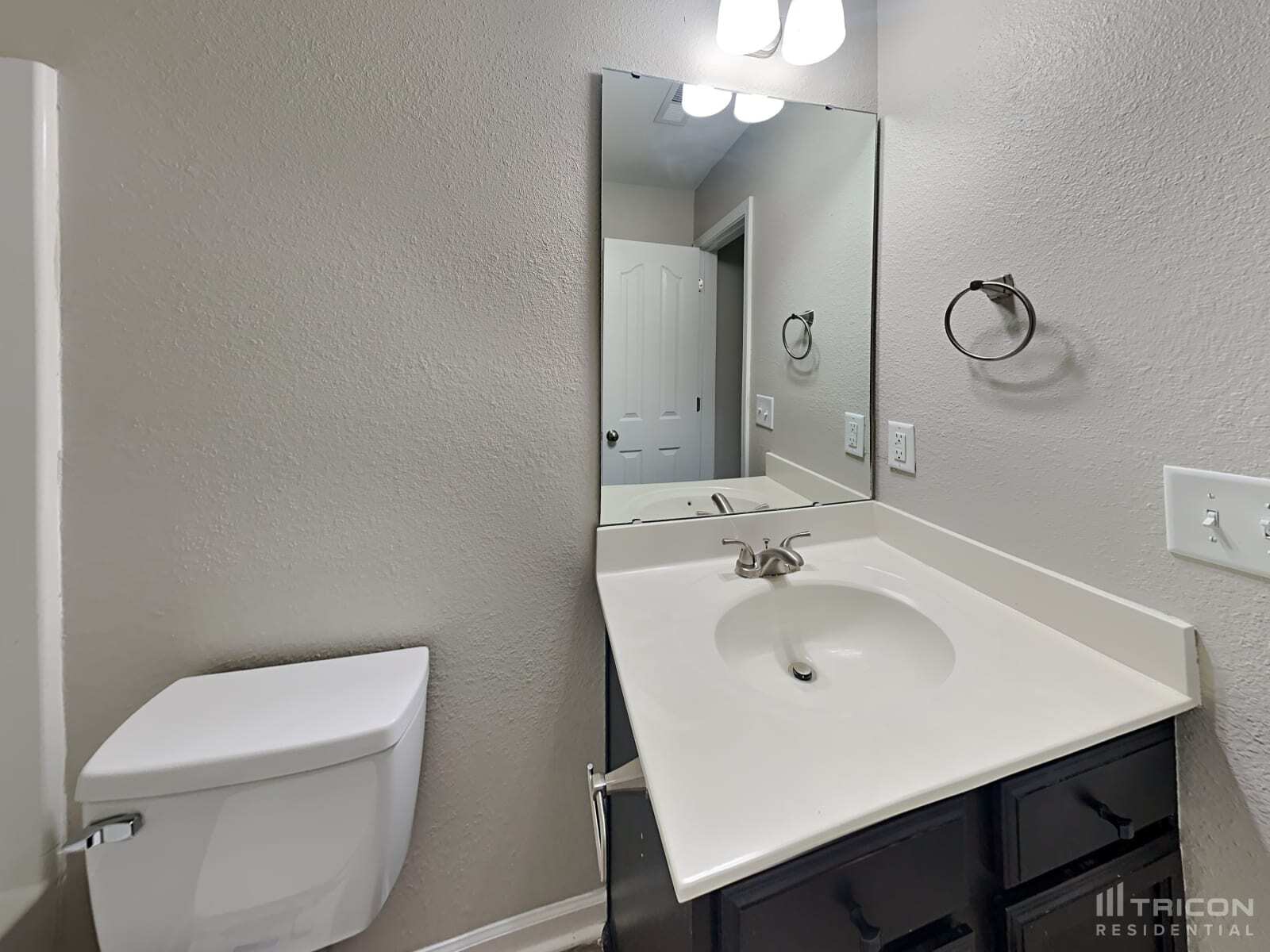 Building Photo - 905 Farnsworth Dr