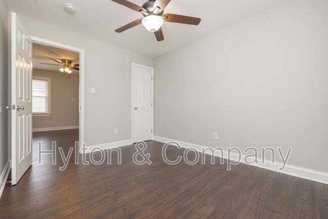 Building Photo - 220 W 31st St