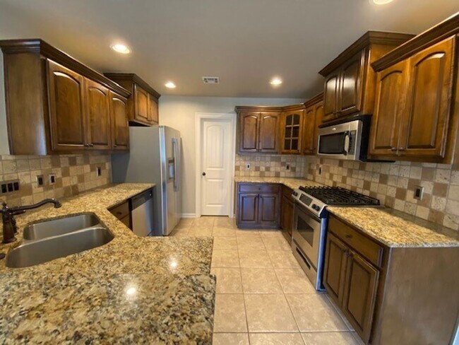 Building Photo - 3 Bed | 2 Bath | Jenks