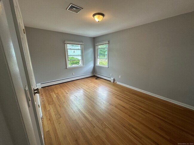 Building Photo - 25 Quinsey Dr
