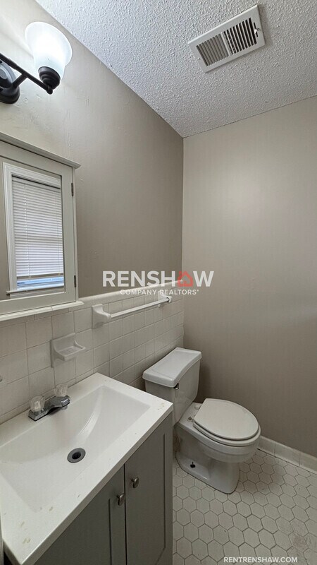 Building Photo - 3919 Dante Ave