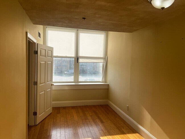 Building Photo - 56 St Joseph St