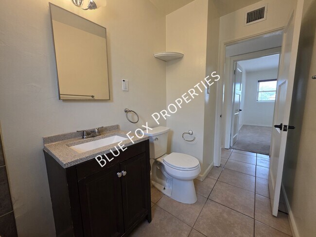 Building Photo - 1301 E Lee St