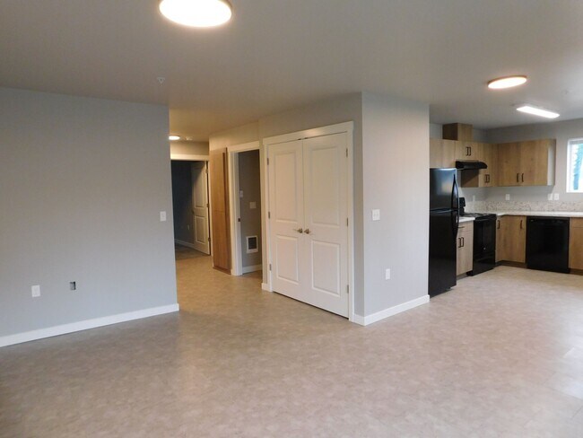 Building Photo - 2Bd/2Ba Upper Level Apartment - Available Now!