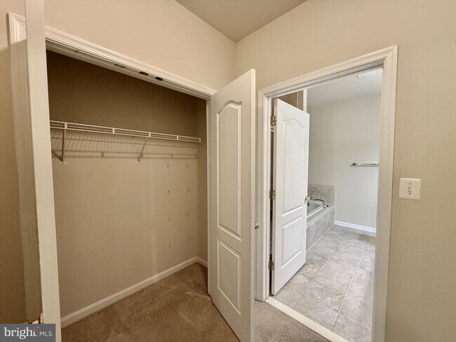 Building Photo - 9720 Holmes Pl