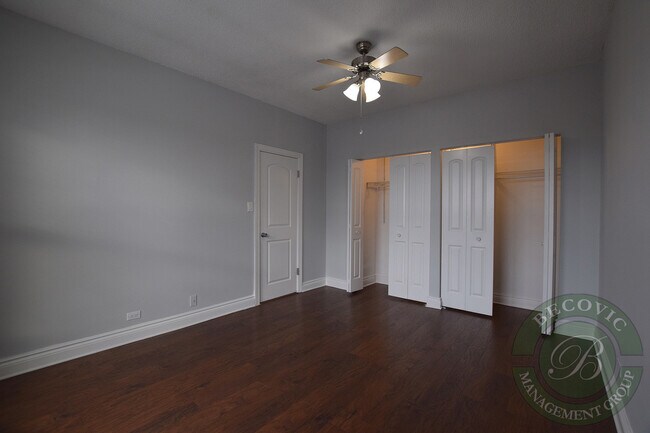 Building Photo - 4520 N Clarendon Ave