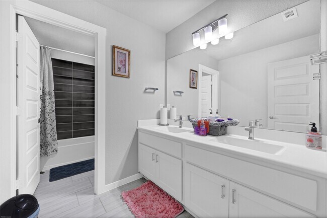 Building Photo - 2512 Ravenna Ct