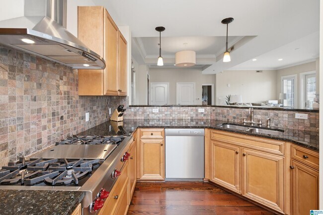 Building Photo - 2600 Highland Ave