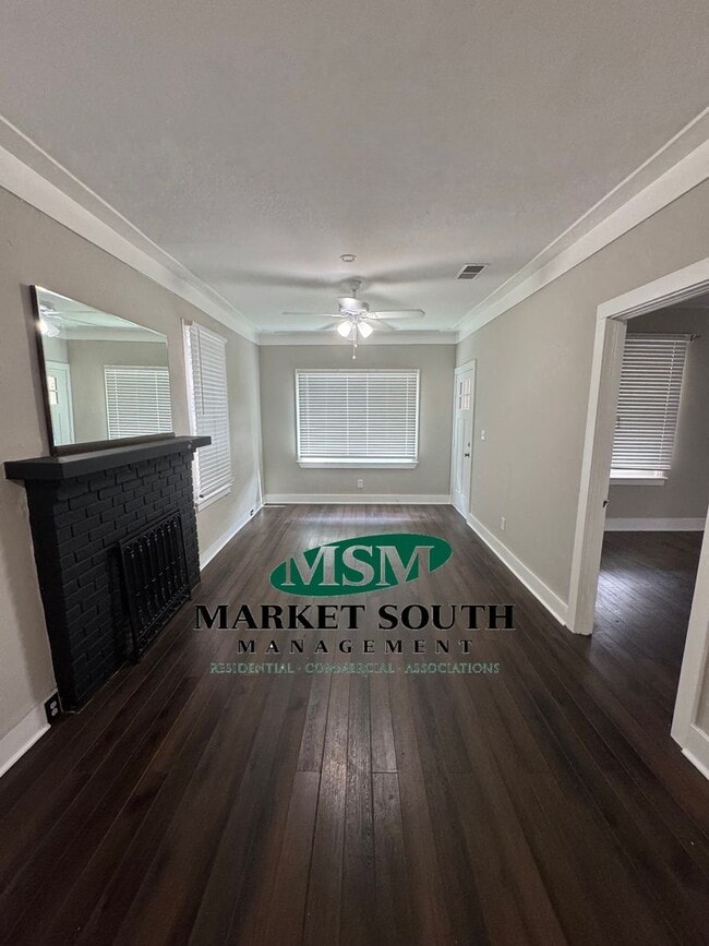 Building Photo - CUTE MIDTOWN BUNGALOW- AVAILABLE NOW!
