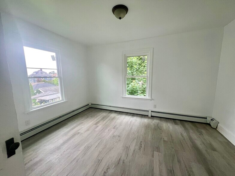 Building Photo - 236 Willetts Ave