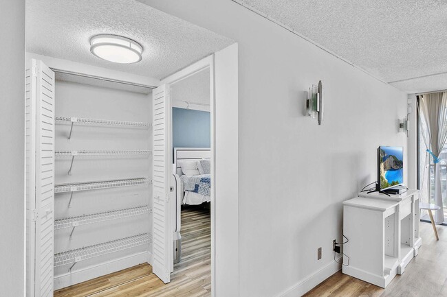 Building Photo - 17 Royal Palm Way