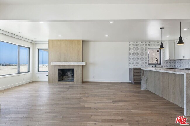 Building Photo - 6405 Ocean Front Walk