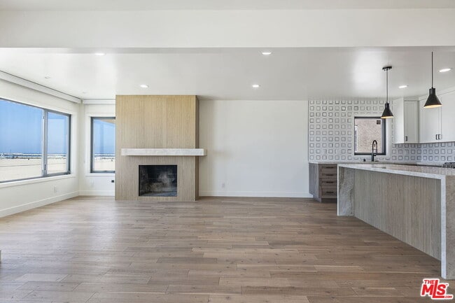 Building Photo - 6407 Ocean Front Walk