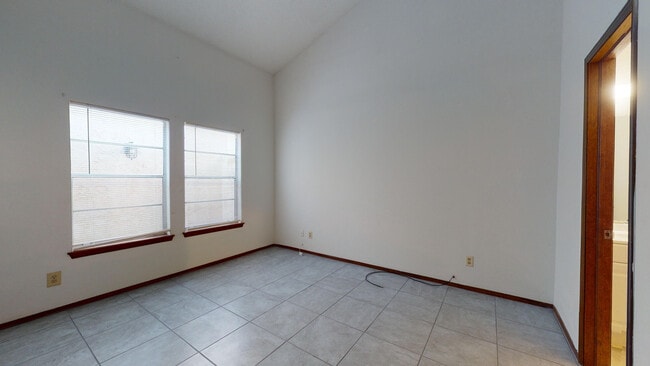 Building Photo - 909 Tepic Dr