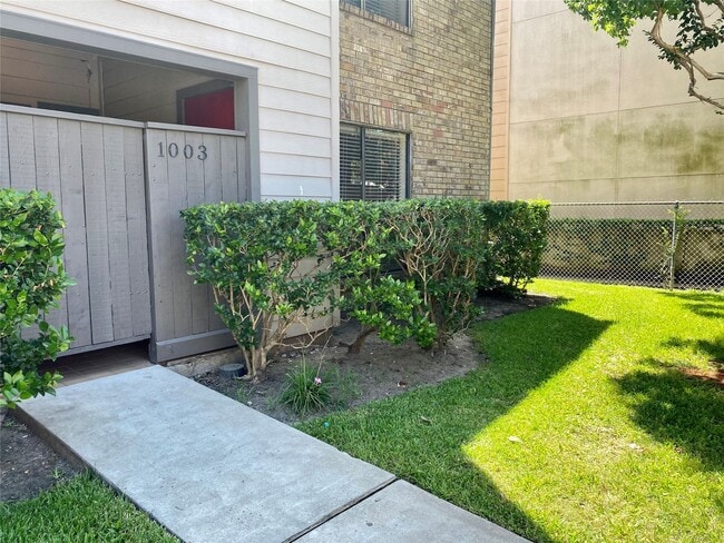 Building Photo - 2025 Augusta Dr